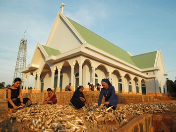 Người công giáo tích cực tham gia phong trào thi đua yêu nước - ảnh 1